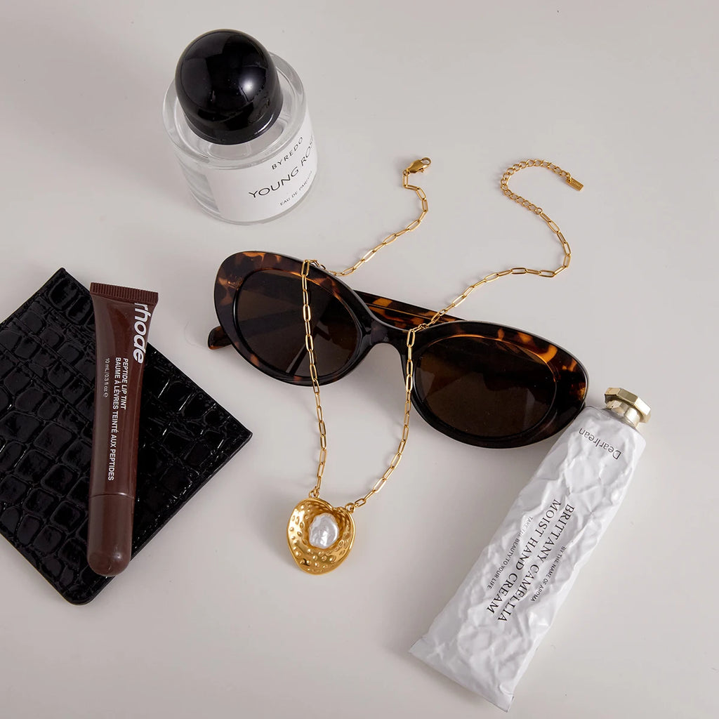 Kika Elegant Pearl Geometric Pendant Necklace