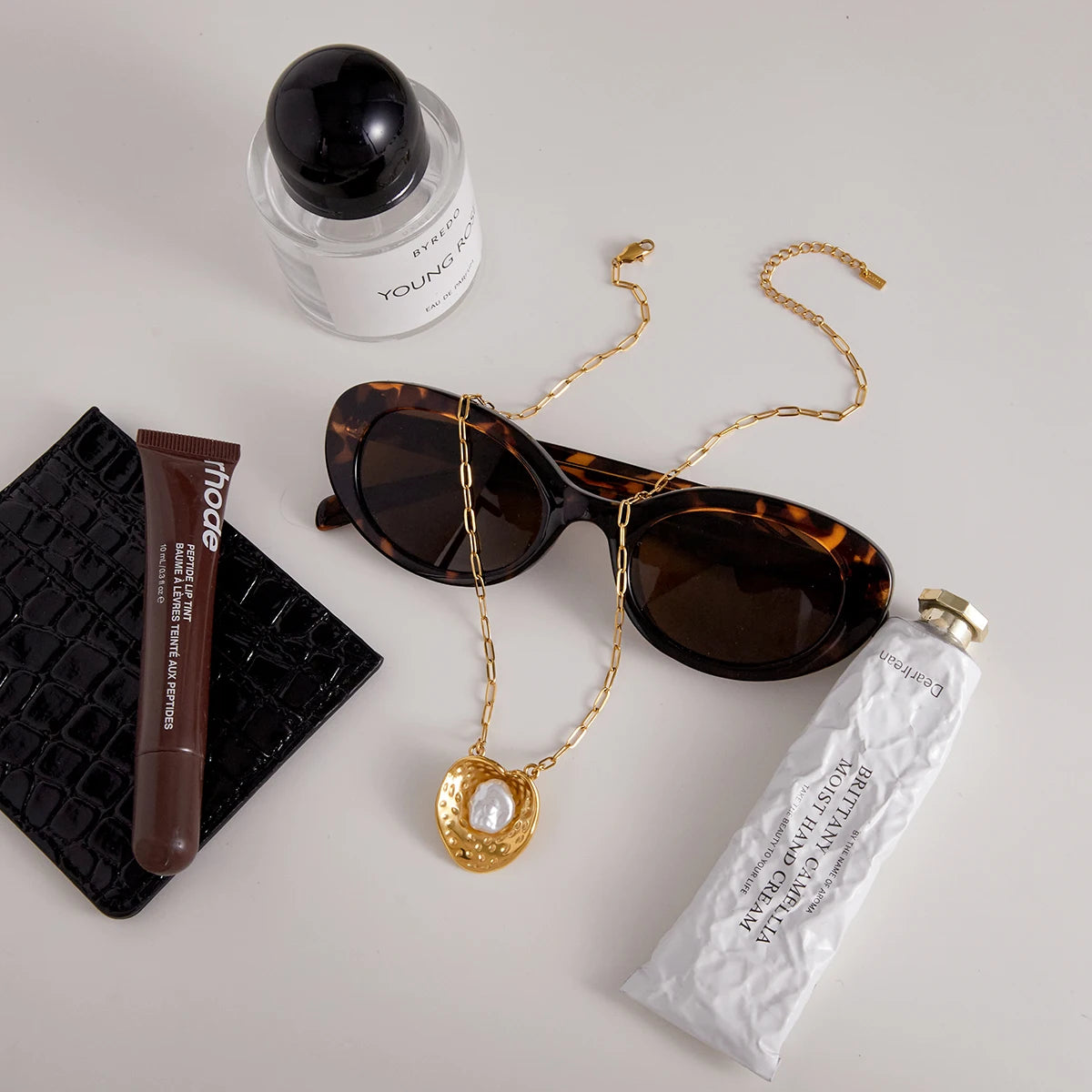 Kika Elegant Pearl Geometric Pendant Necklace