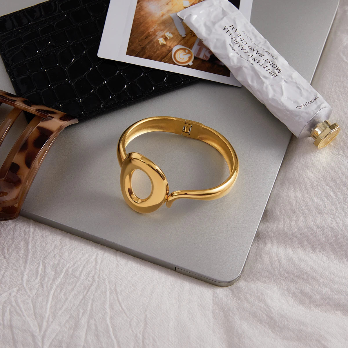 Kika Minimalist Line Asymmetric Engraved O-shaped Hollow Spring Opening Bracelet 18K PVD Stainless Steel