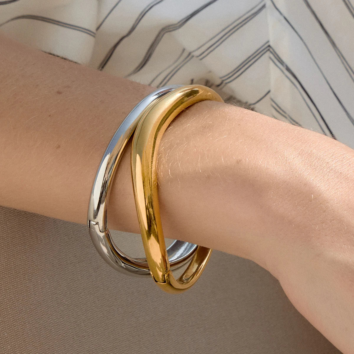 KIKA Chunky Wave Shape Openable Bracelet Minimalist 18K Gold PVD Plated Stainless Steel 316L