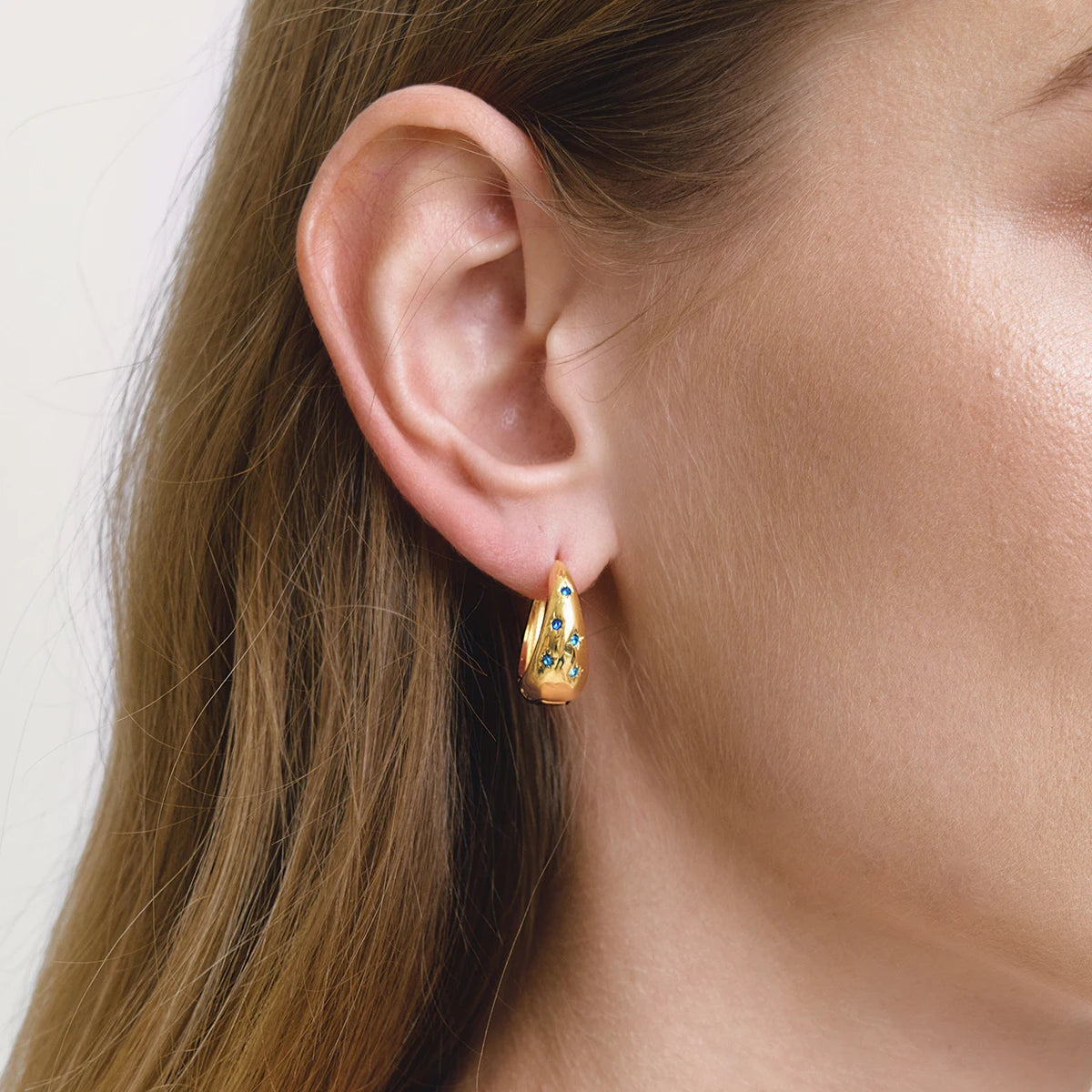 Earring With White Rhinestone