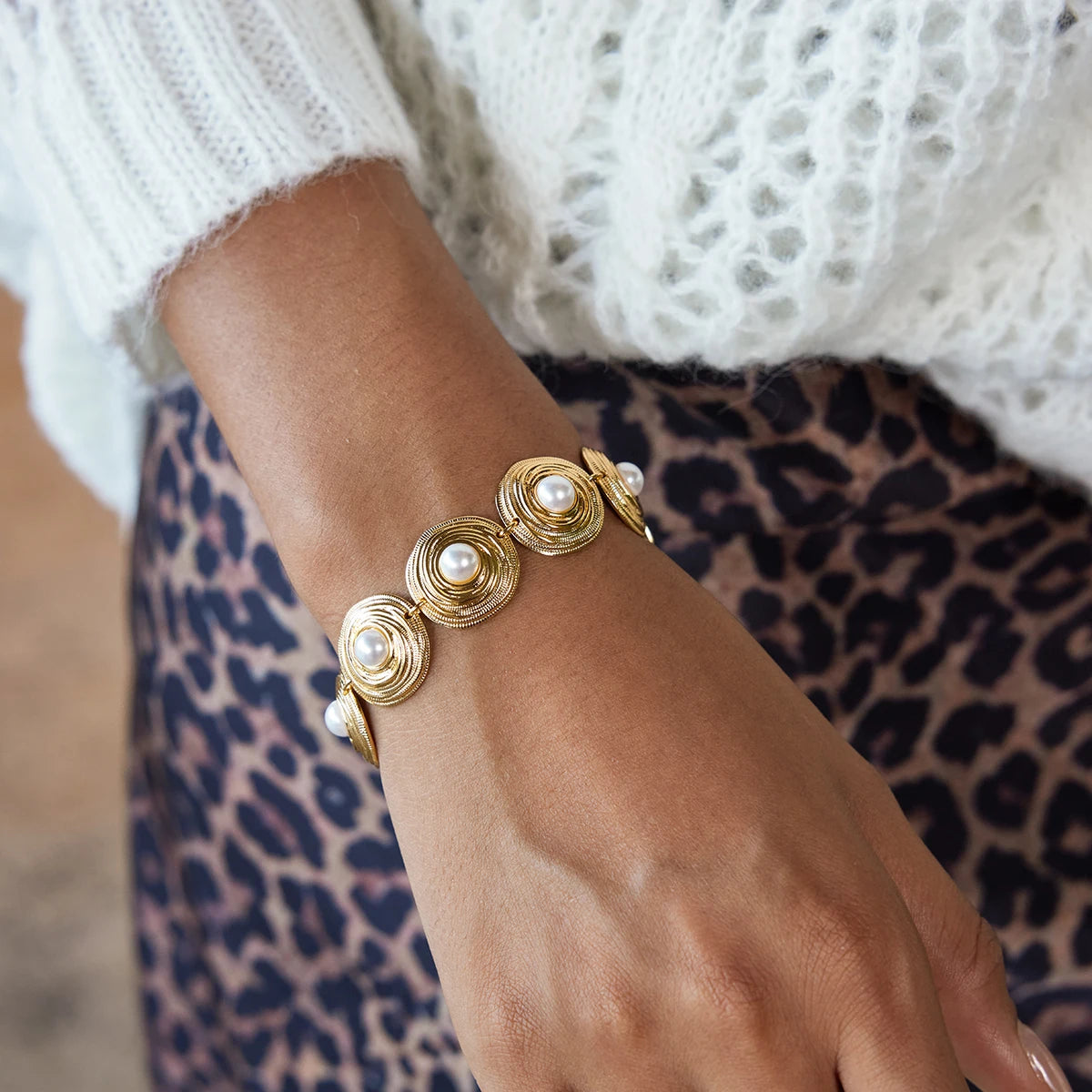 Kika Elegant Classic Minimalist 18K Gold Color Plated Inlay High Brightness Pearl Circular Bracelets