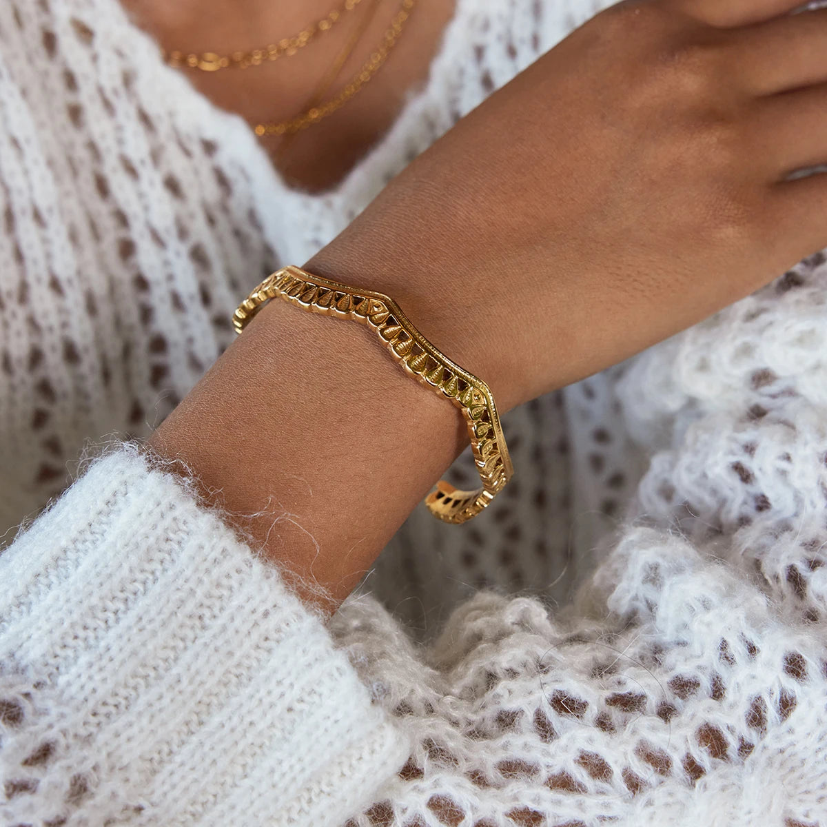 Kika Classic Vintage 18k Gold Color Plated Lace Hollow Wave Open Bracelets Waterproof Stainless Steel