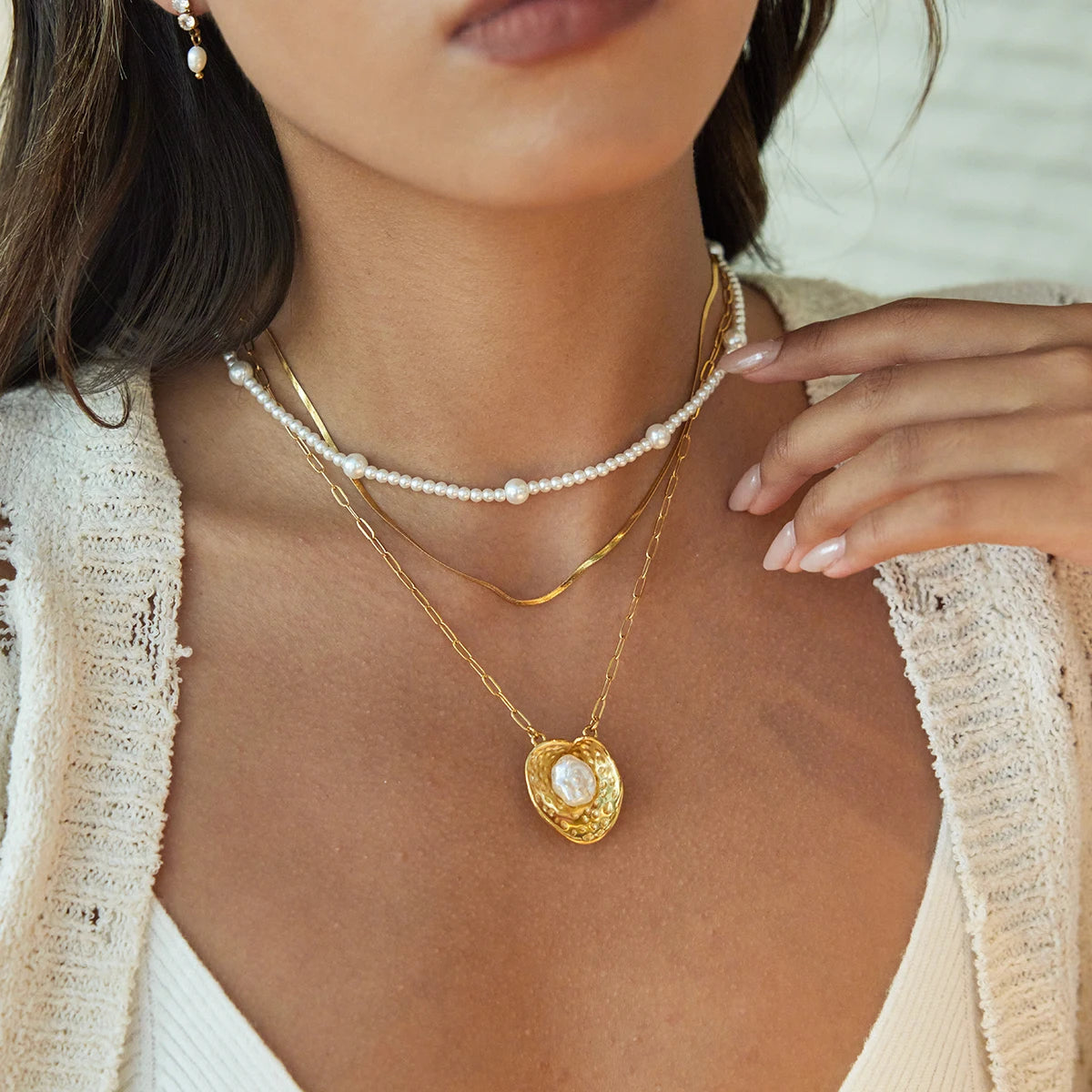 Kika Elegant Pearl Geometric Pendant Necklace