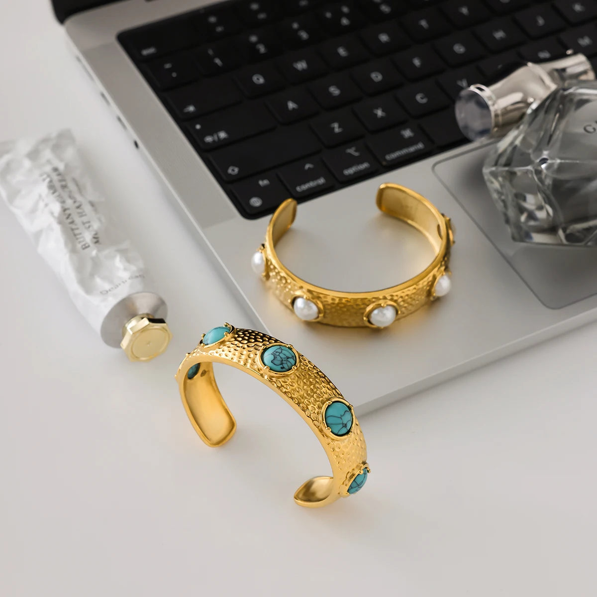 KIKA Vintage 18K Gold Color PVD Plated Stainless Steel 316L Round Turquoise Hammer Patterned Bracelet