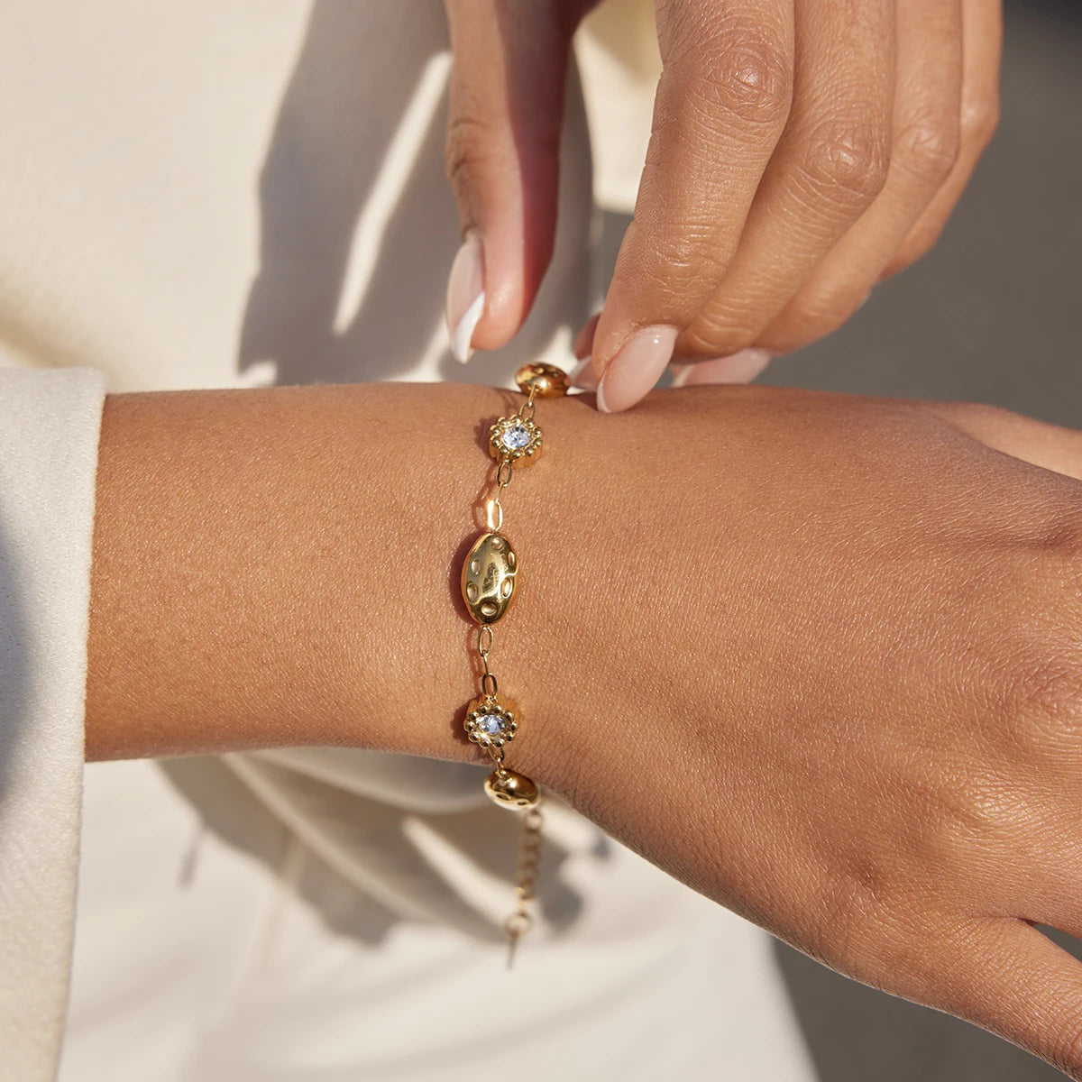 KIKA Classic 18K Plated White Rhinestone Flower Geometric Bracelet Waterproof Stainless Steel 316L