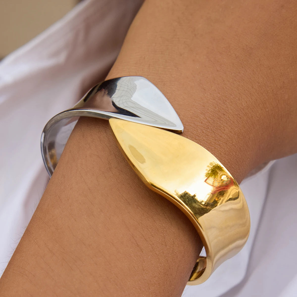 Kika Minimalist Dual Color Light Surface Adjustable Spring Bracelet