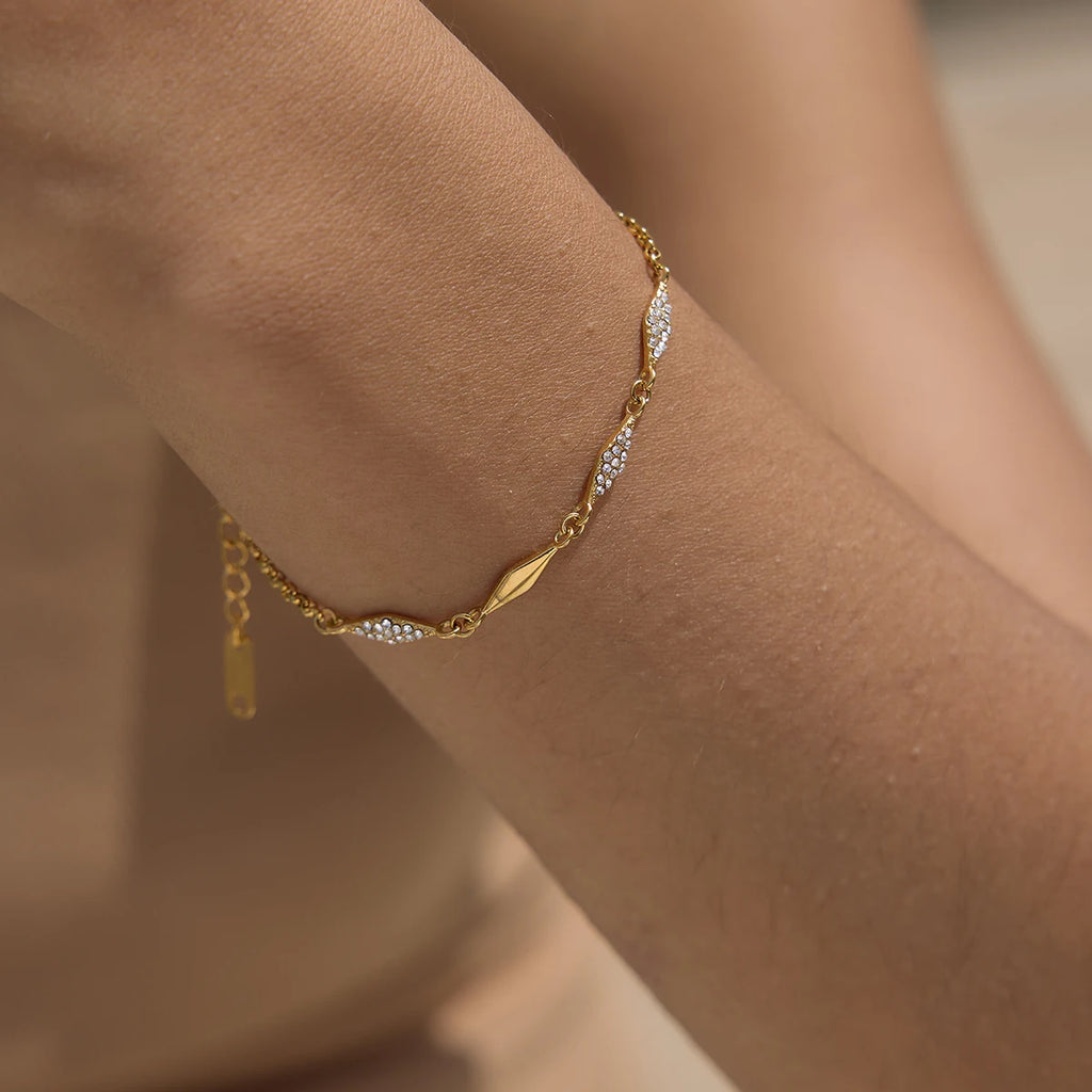 Kika Delicate Geometric White Rhinestones Bracelet