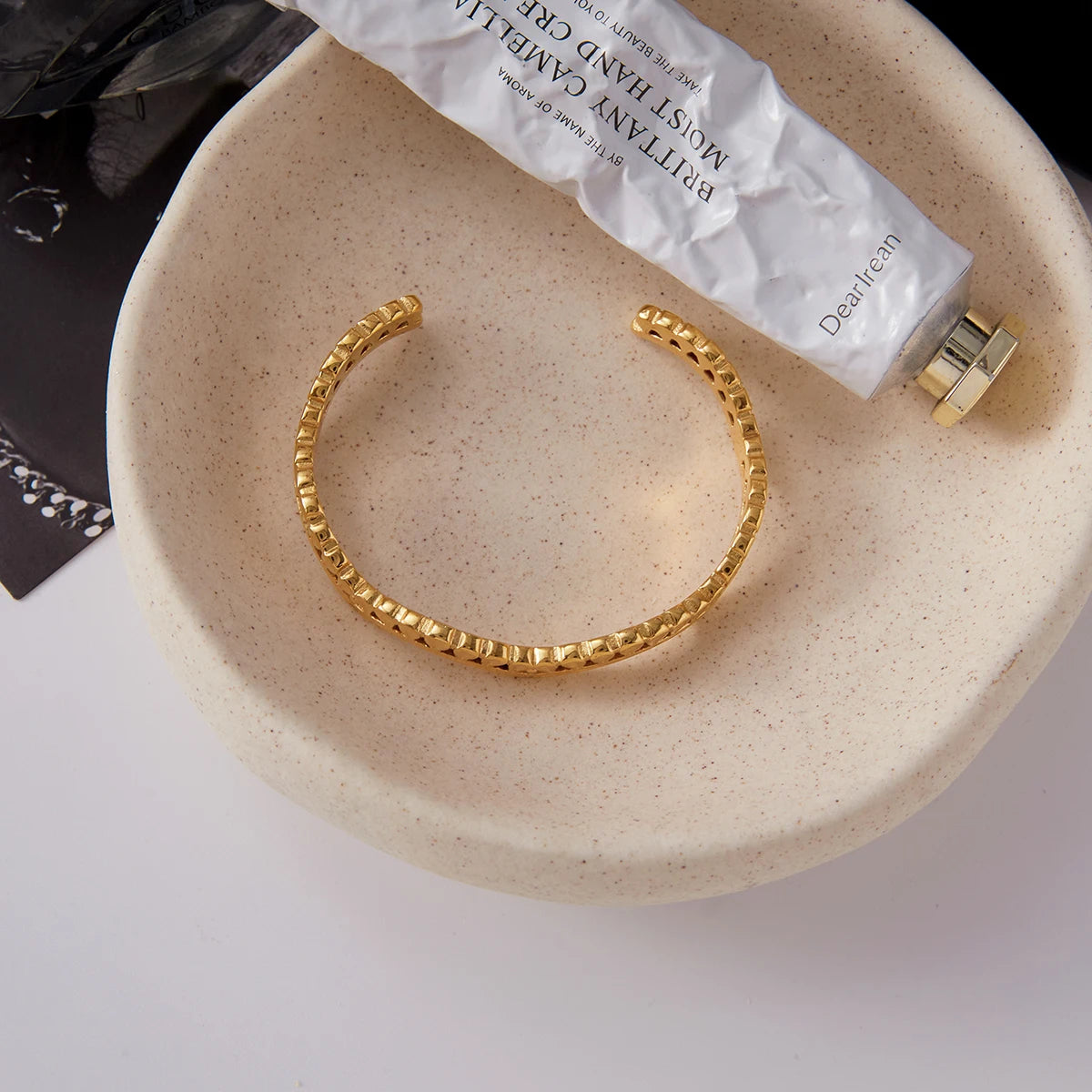 Kika Classic Vintage 18k Gold Color Plated Lace Hollow Wave Open Bracelets Waterproof Stainless Steel