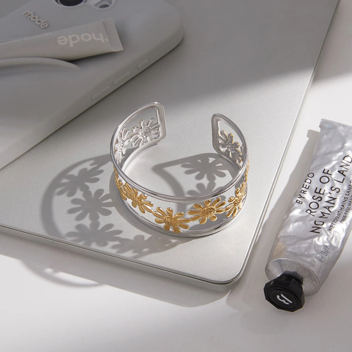 KIKA Classic Color-Blocked Hollowed-Out Daisy Flower Opening Bracelet For Women 18K PVD Plated Stainless Steel Bracelets Gifts