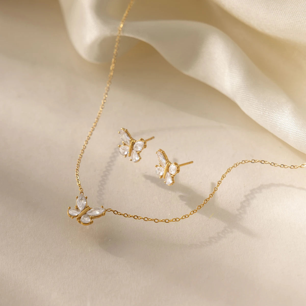 Kika Gold Plated Classic Zircon Heart-shaped Double-ring Interlocking Pendant Necklace