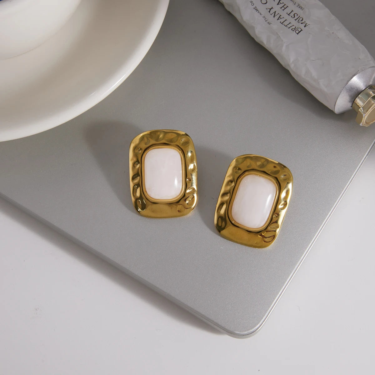 Kika Vintage White Resin Stud Earrings
