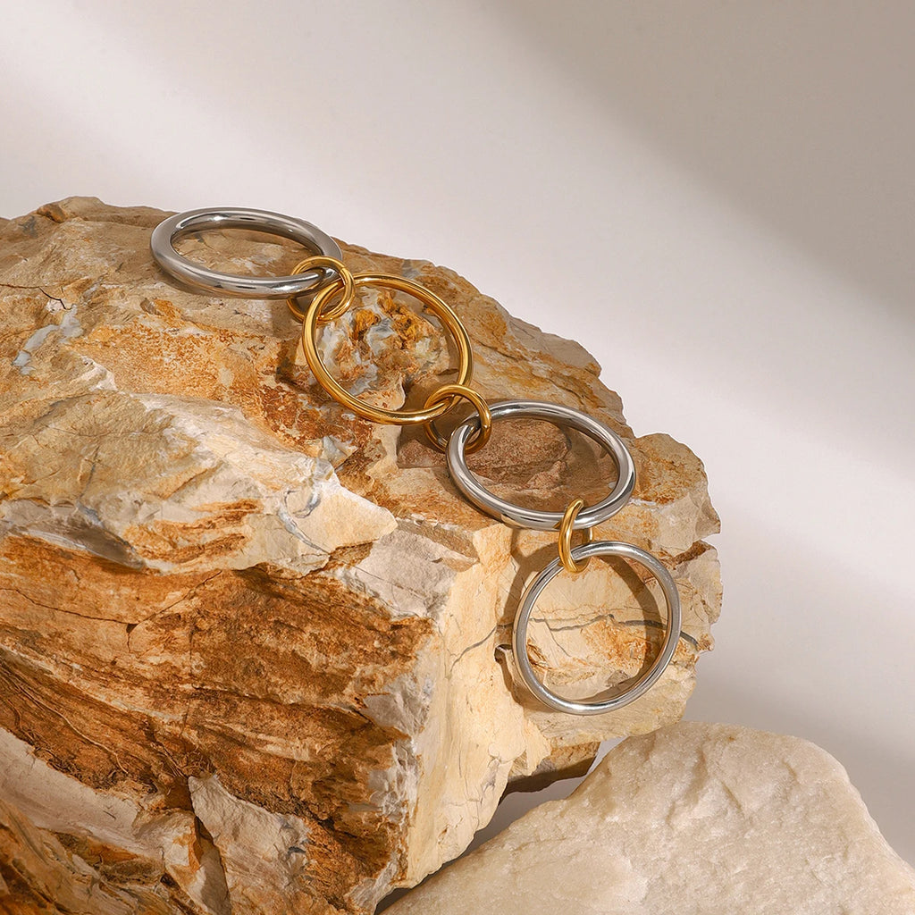 Linking rings interlocking