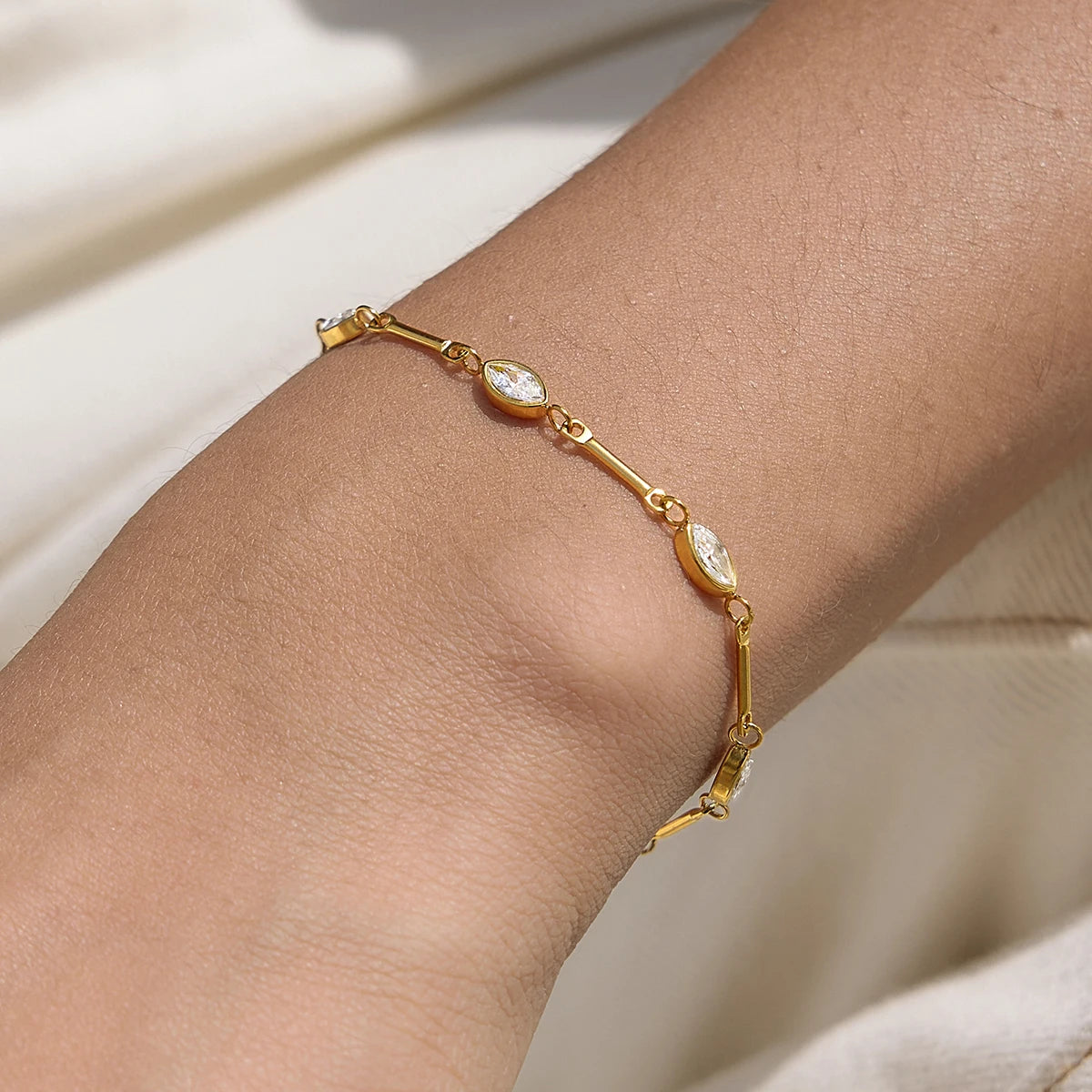Kika Delicate White Round Water Droplets Zircons Paperclip Chain Bracelets