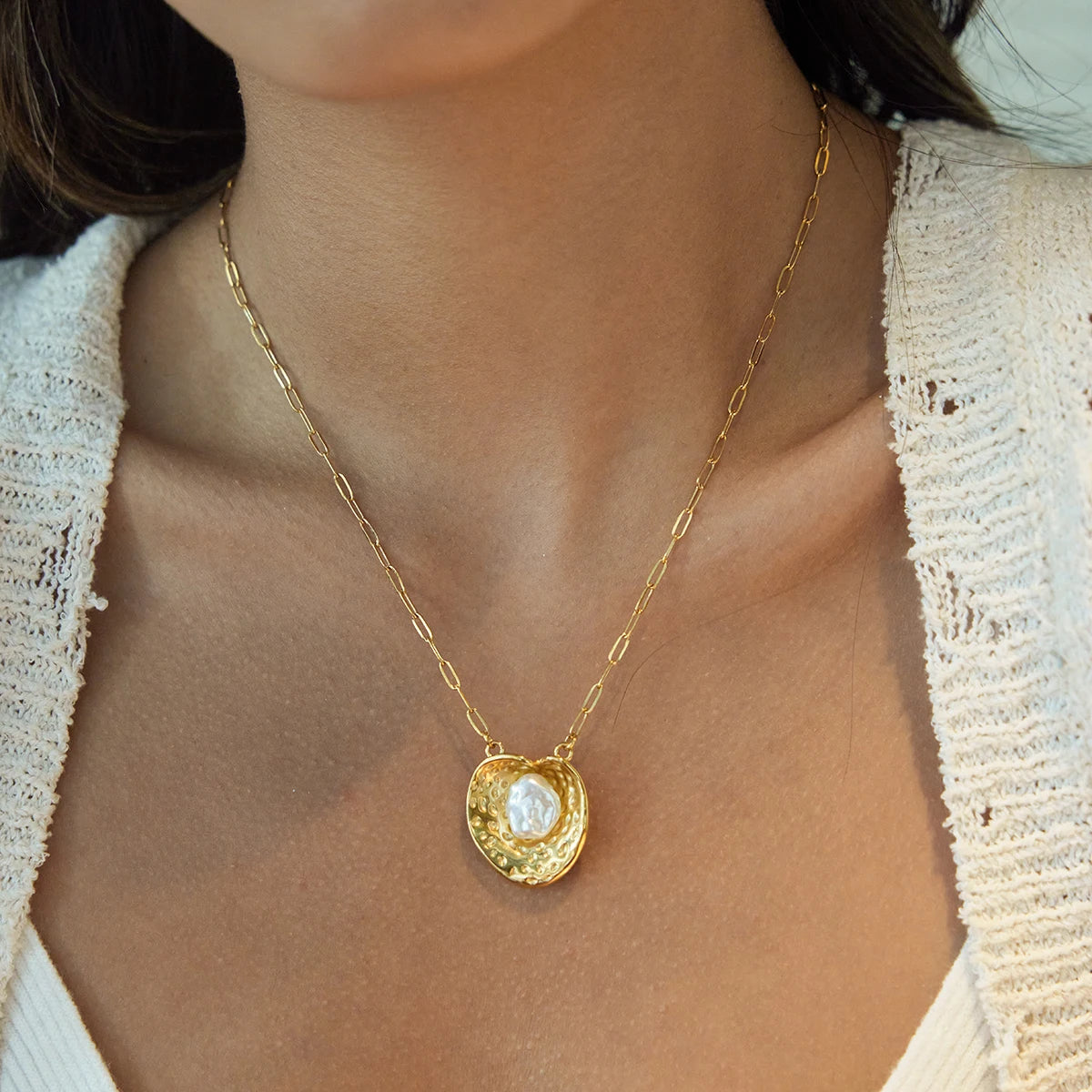 Kika Elegant Pearl Geometric Pendant Necklace