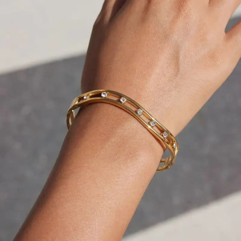 KIKA Round Crystal Wave Shape Openable Bracelet PVD 18K Gold Plated Stainless Steel 316Ly