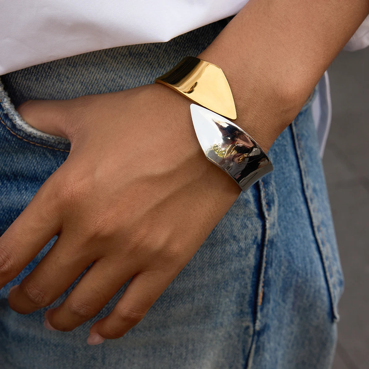 Kika Minimalist Dual Color Light Surface Adjustable Spring Bracelet