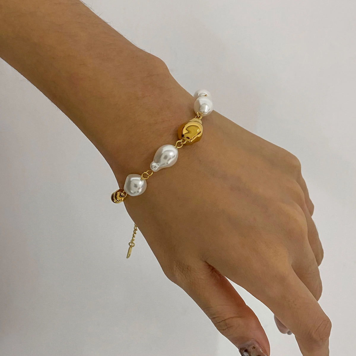 Kika Minimalist Dainty Pearl Bracelet