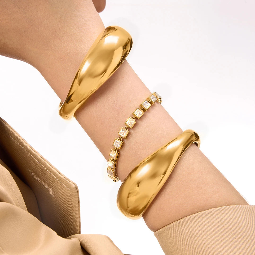 Kika Minimalist Circular Bracelet