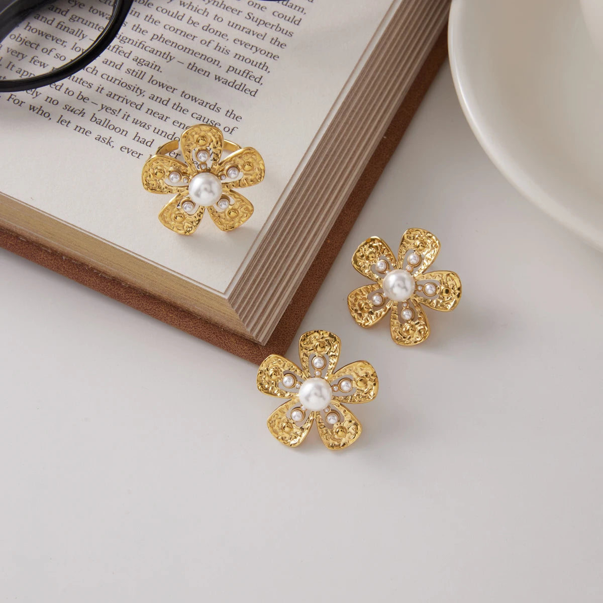 Kika Elegant Imitation Pearl Flower Earrings