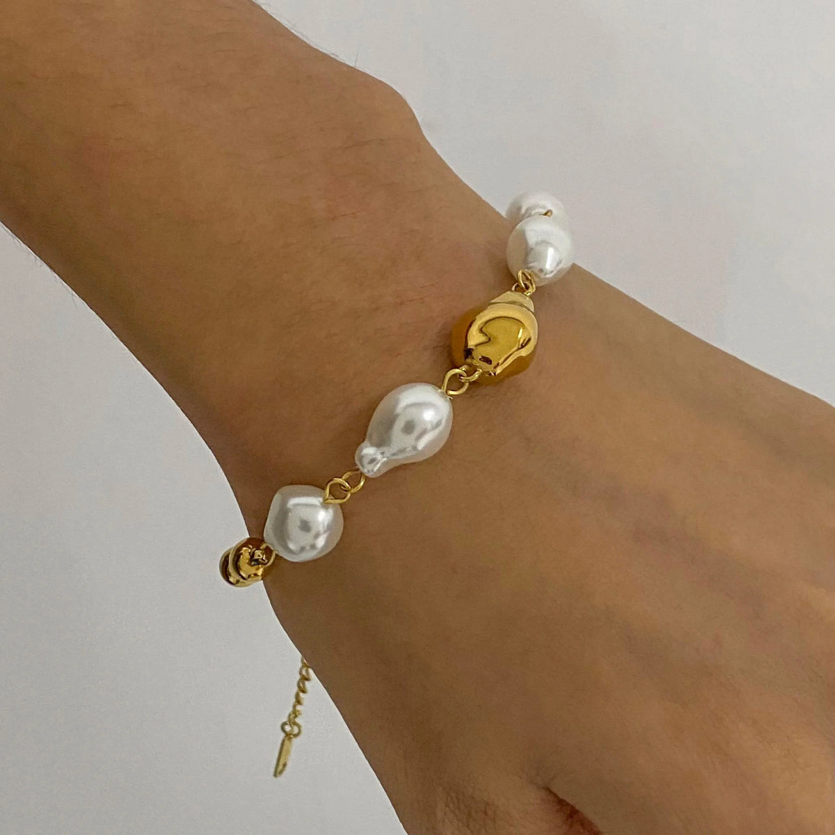 Kika Minimalist Dainty Pearl Bracelet