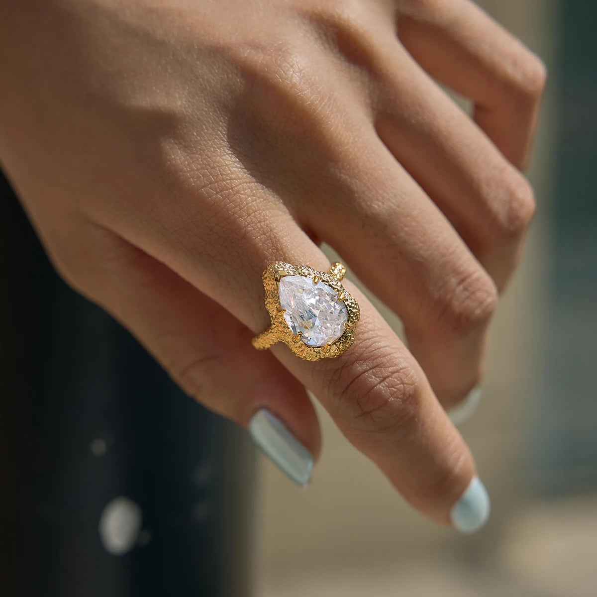 Kika Delicate White Droplet Shaped Zircon Hammer Sand Gold Texture Ring