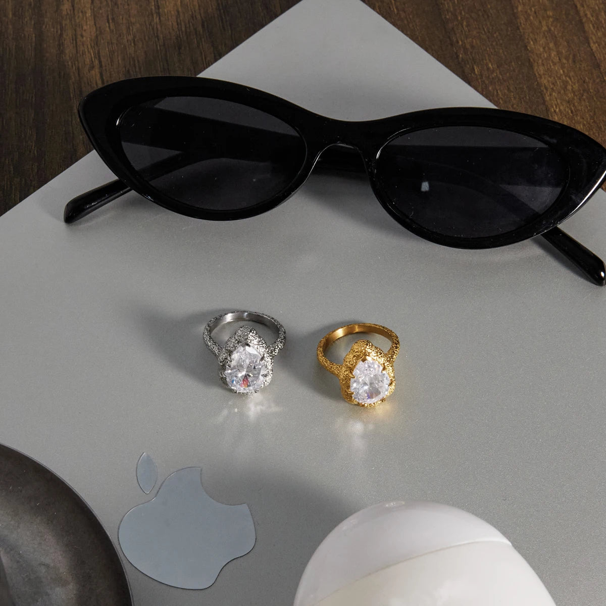 Kika Delicate White Droplet Shaped Zircon Hammer Sand Gold Texture Ring