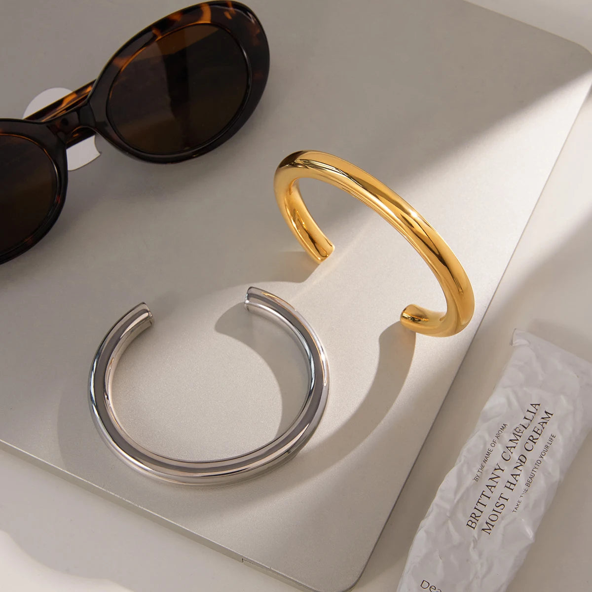 KIKA Minimalist Round Bracelet PVD Plated Stainless Steel 316L