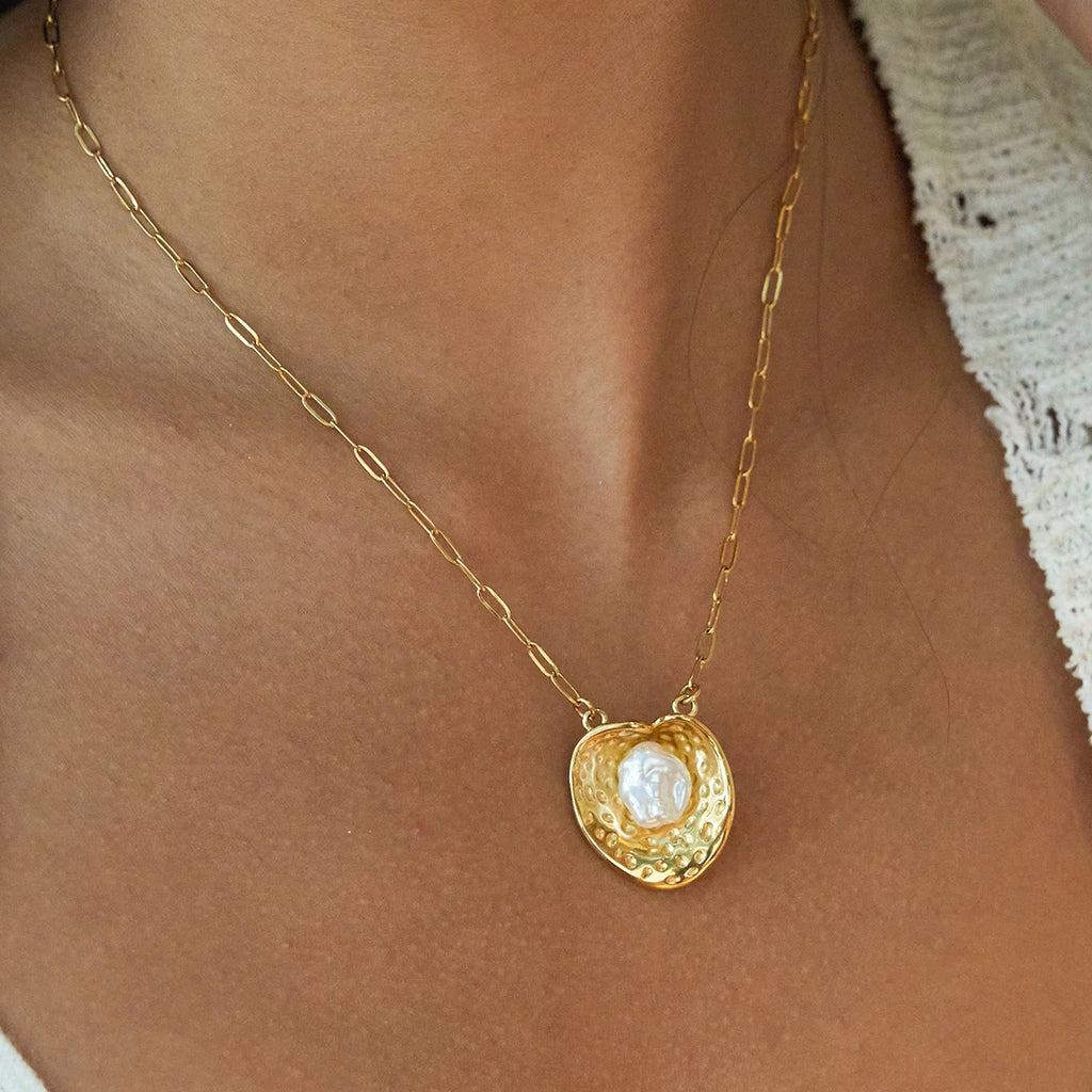 Kika Elegant Pearl Geometric Pendant Necklace