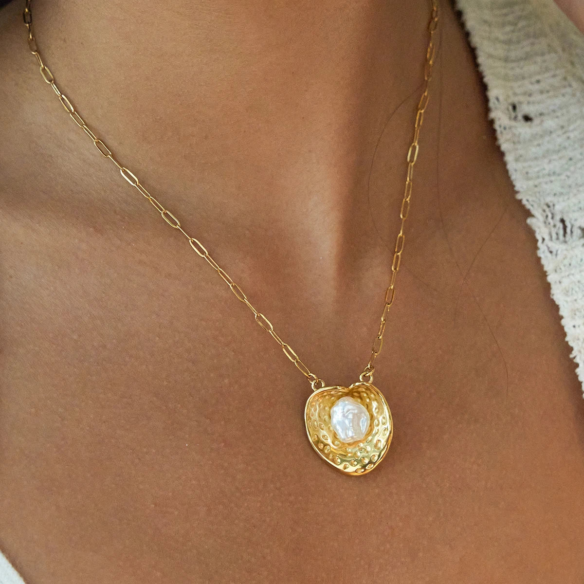 Kika Elegant Pearl Geometric Pendant Necklace