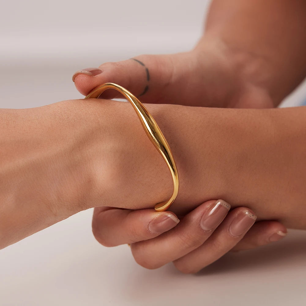 Kika Waterproof Metal Texture 18K Gold Color Stainless Steel Cuff Open Bracelet Bangle