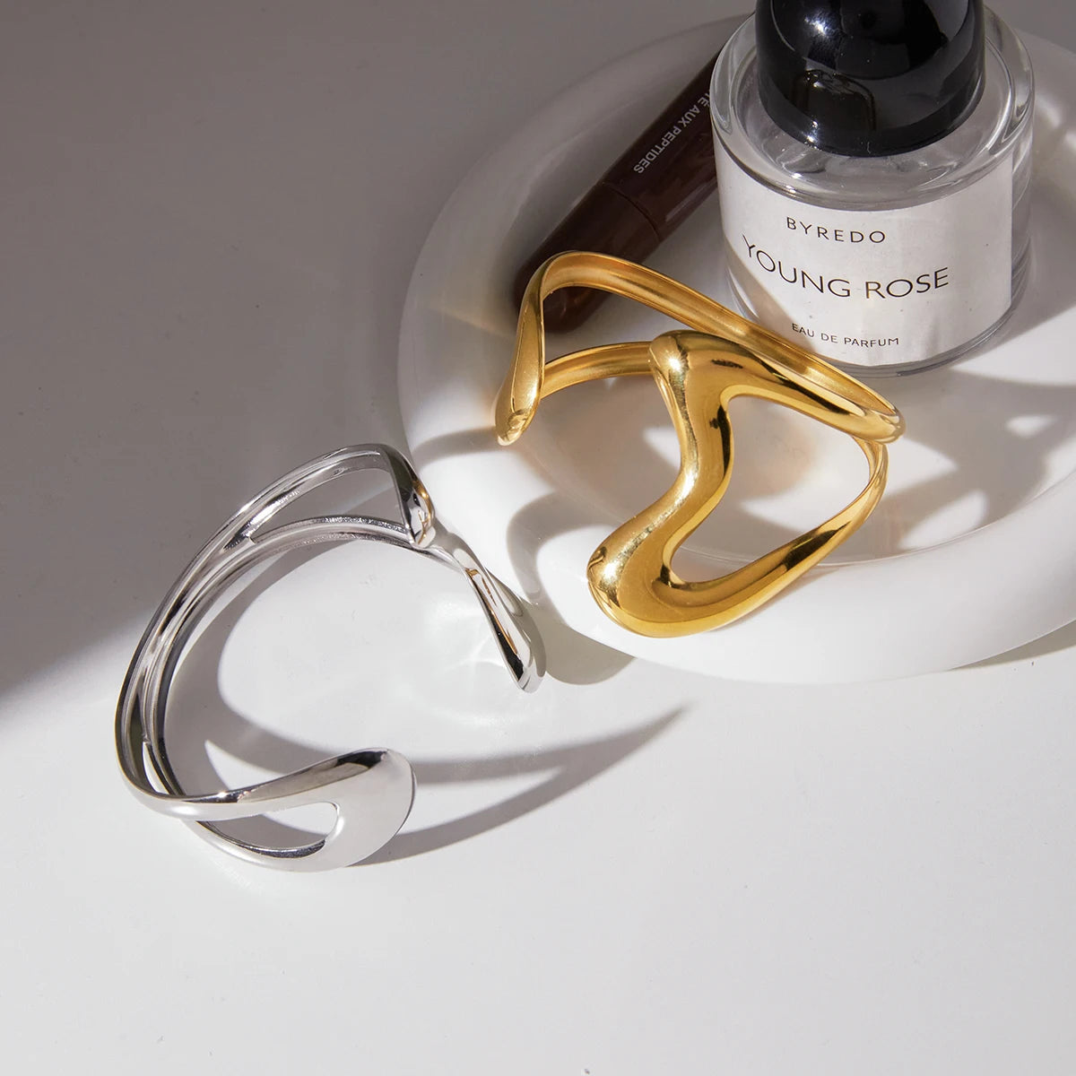 Minimalism Double Layered Hollowed-Out Asymmetric Opening Bracelet With Wavy Design ñ