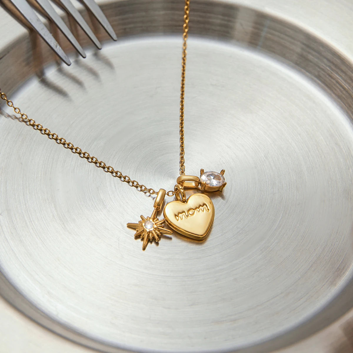 Kika Simple ClassicStainless Steel Heart MOM Pendant White Zircon