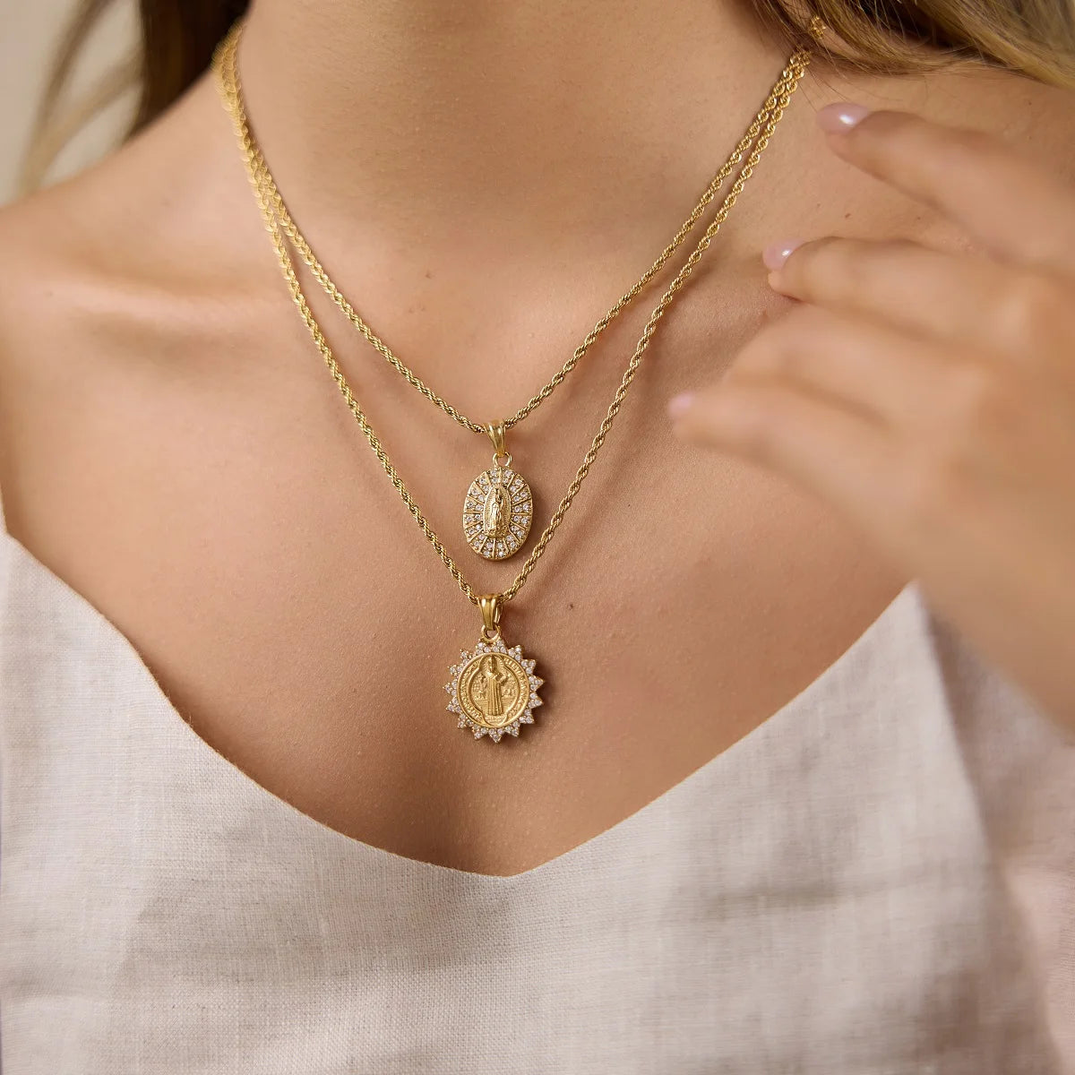 Kika Delicate White Zircon Relief Figure Pendant Sun Shaped Fried Dough Twists Chain Necklace