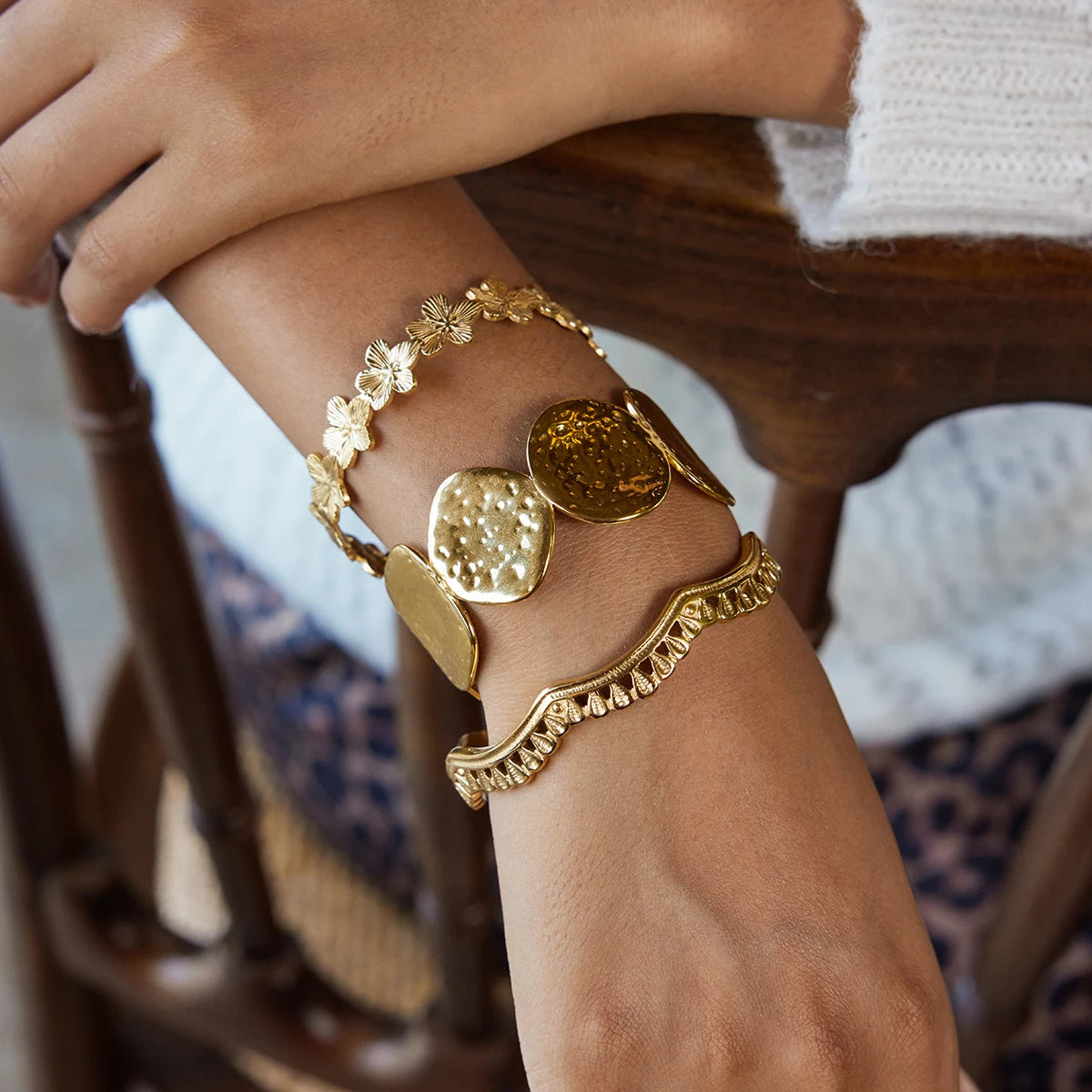 Kika Classic Vintage 18k Gold Color Plated Lace Hollow Wave Open Bracelets Waterproof Stainless Steel