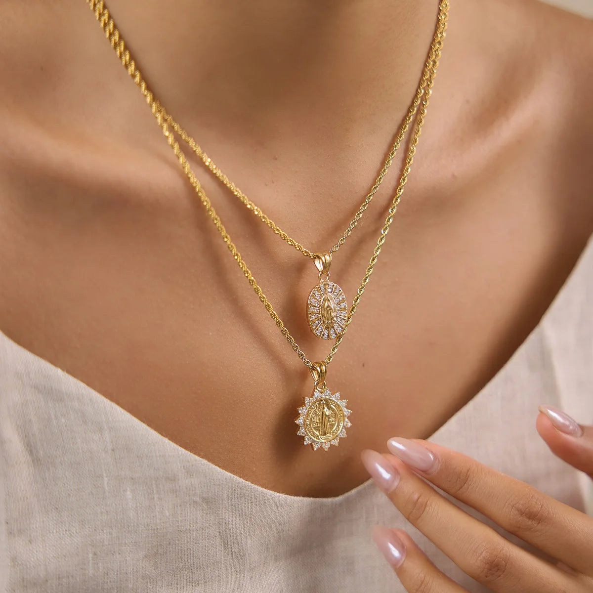 Kika Delicate White Zircon Relief Figure Pendant Sun Shaped Fried Dough Twists Chain Necklace