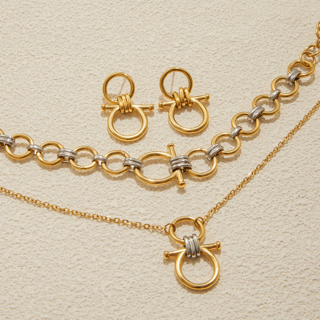 Kika Personality Equestrian Design Smooth Hollow Pendant Necklace