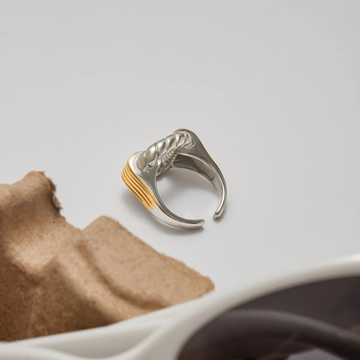 Kika Simple Classic Two tone Rib Fried Dough Twists Hollow out Ring