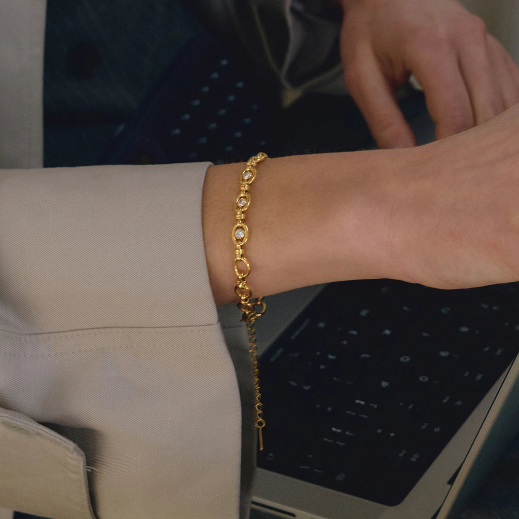 Classic White Zircon Geometric Hollow-Out Chain Bracelet