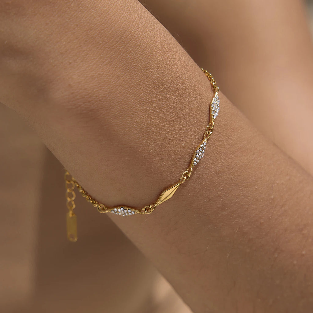 Kika Delicate Geometric White Rhinestones Bracelet
