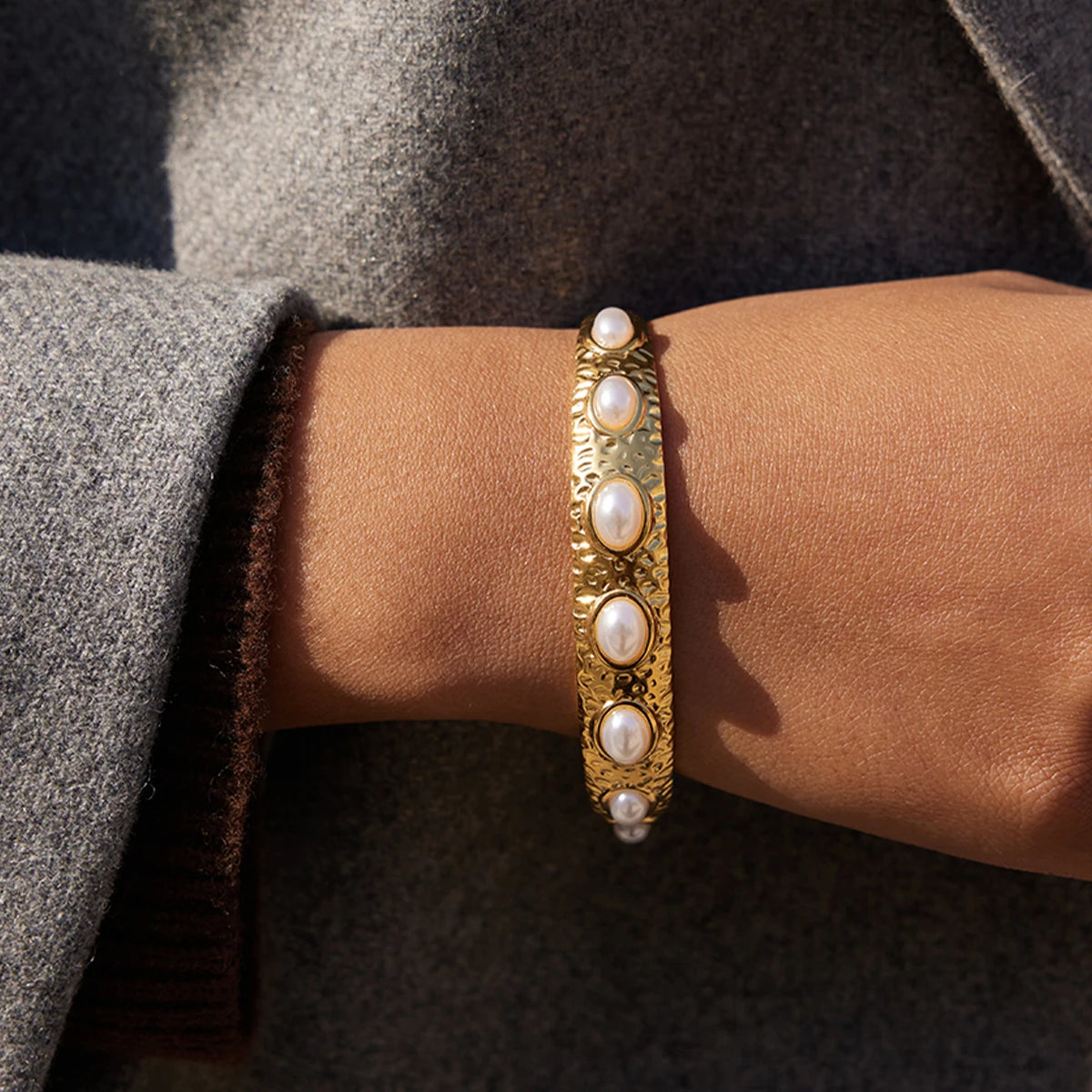 Classic Wide Hammer Patterned Imitation Pearl Opening Bracelet
