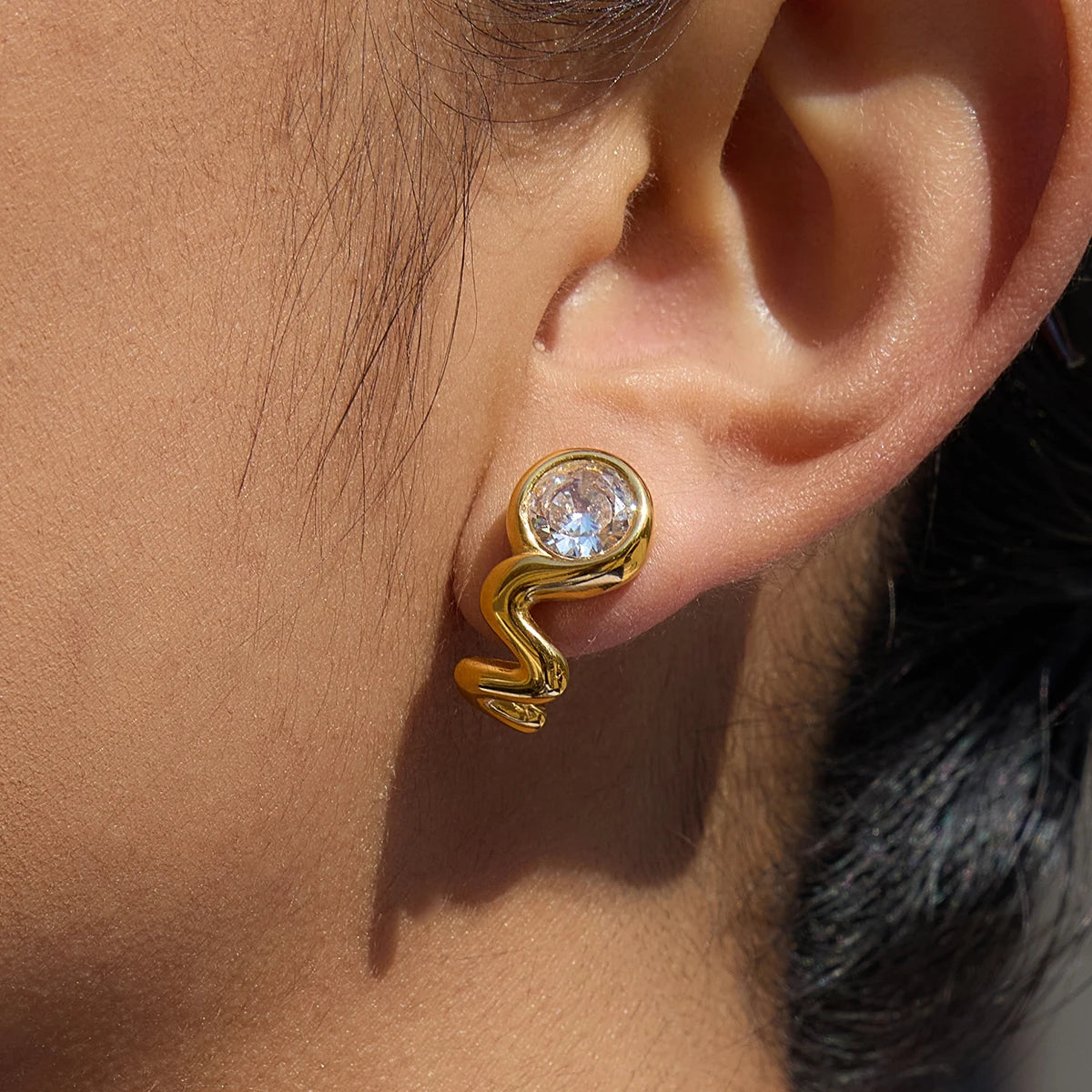 Kika White Round Zircon Wavy Geometric Earrings