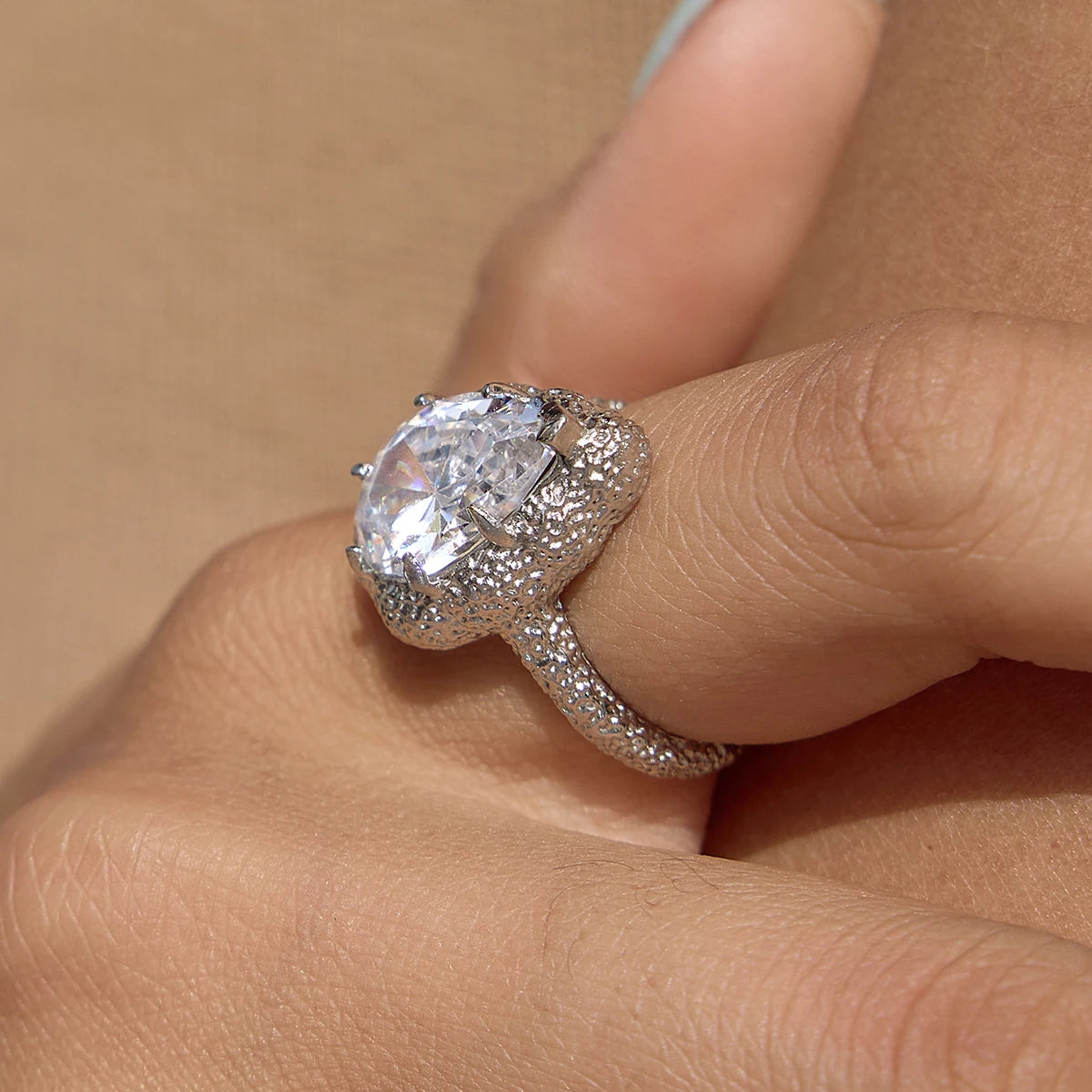 Kika Delicate White Droplet Shaped Zircon Hammer Sand Gold Texture Ring