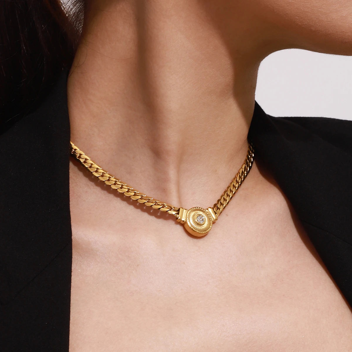 Retro Ribbed Round Pendant Necklace