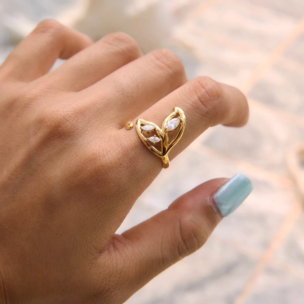 Kika Delicate Fish Tail With White Zircon Opening Ring