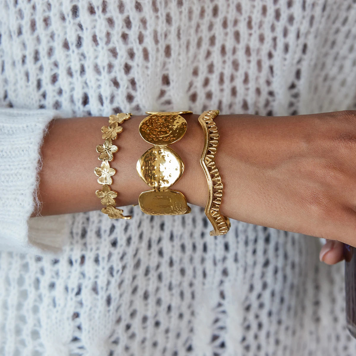 Kika Classic Vintage 18k Gold Color Plated Lace Hollow Wave Open Bracelets Waterproof Stainless Steel