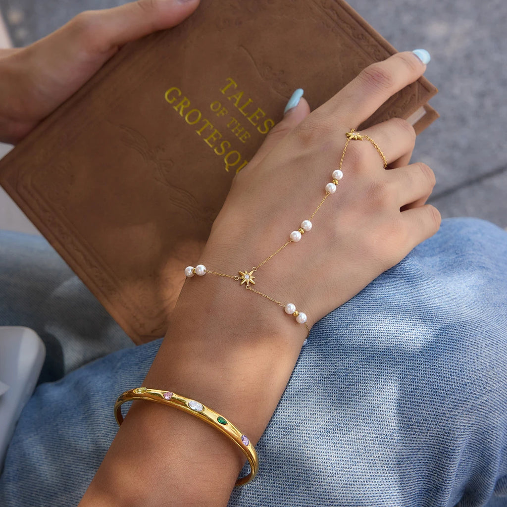 Kika Delicate Acrylic Pearl Bracelet With White Zircon Sun Pattern Connected Fingers Chain