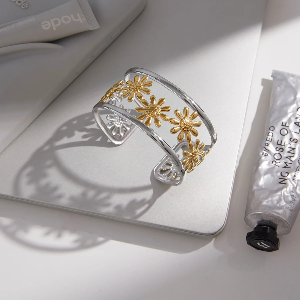 KIKA Classic Color-Blocked Hollowed-Out Daisy Flower Opening Bracelet For Women 18K PVD Plated Stainless Steel Bracelets Gifts