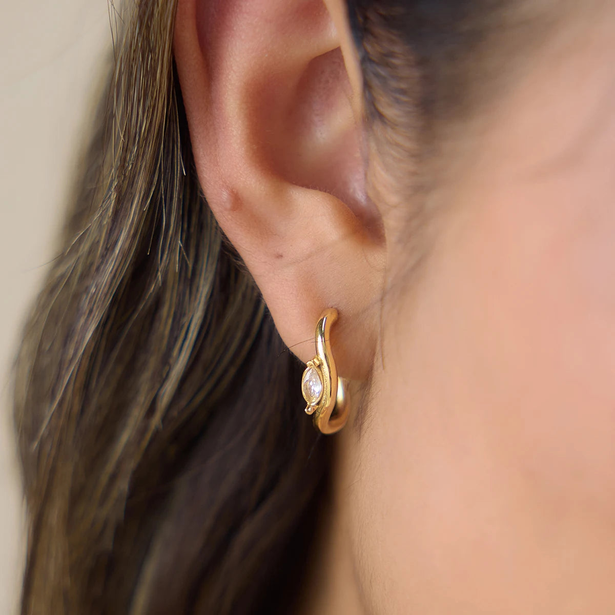 Kika Delicate White Horse Eye Zircon Wave C-Shaped Earrings