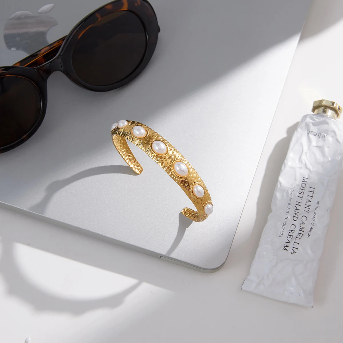 Classic Wide Hammer Patterned Imitation Pearl Opening Bracelet